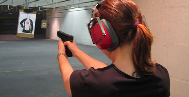 woman-handgun