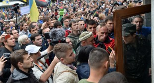 Kiev protesters demand resignation of Ukrainian president, defense minister
