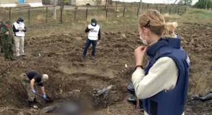 “Taped hands, gun wounds”: RT witnesses exhumation of mass graves in E. Ukraine