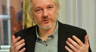 Assange sneaks into US conference… as full-body 3D hologram! (VIDEO)