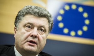 Ukrainians pull back from airport; Poroshenko slams Russia