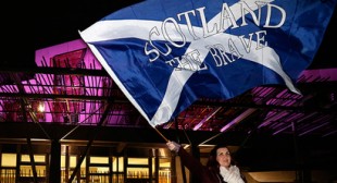 ‘Storm is coming!’ Hundreds demand independence at Scottish Parliament (VIDEO)