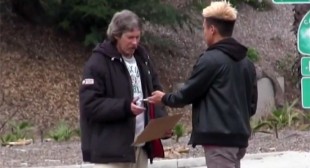 Blogger films how homeless man spent $100 on charity, raises over $94k in crowdfunding
