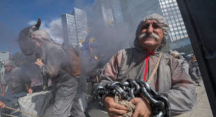 ‘Toxic’ banks treated with soap & smoke on anniversary of Lehman’s collapse [VIDEO]