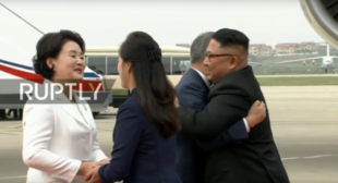 Kim Jong-un welcomes South Korean leader in Pyongyang for historic summit (VIDEO)